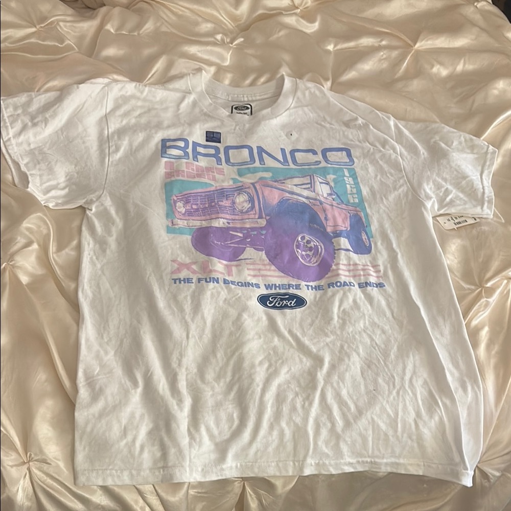 Aeropostale White Tee with Purple and Blue Graphic